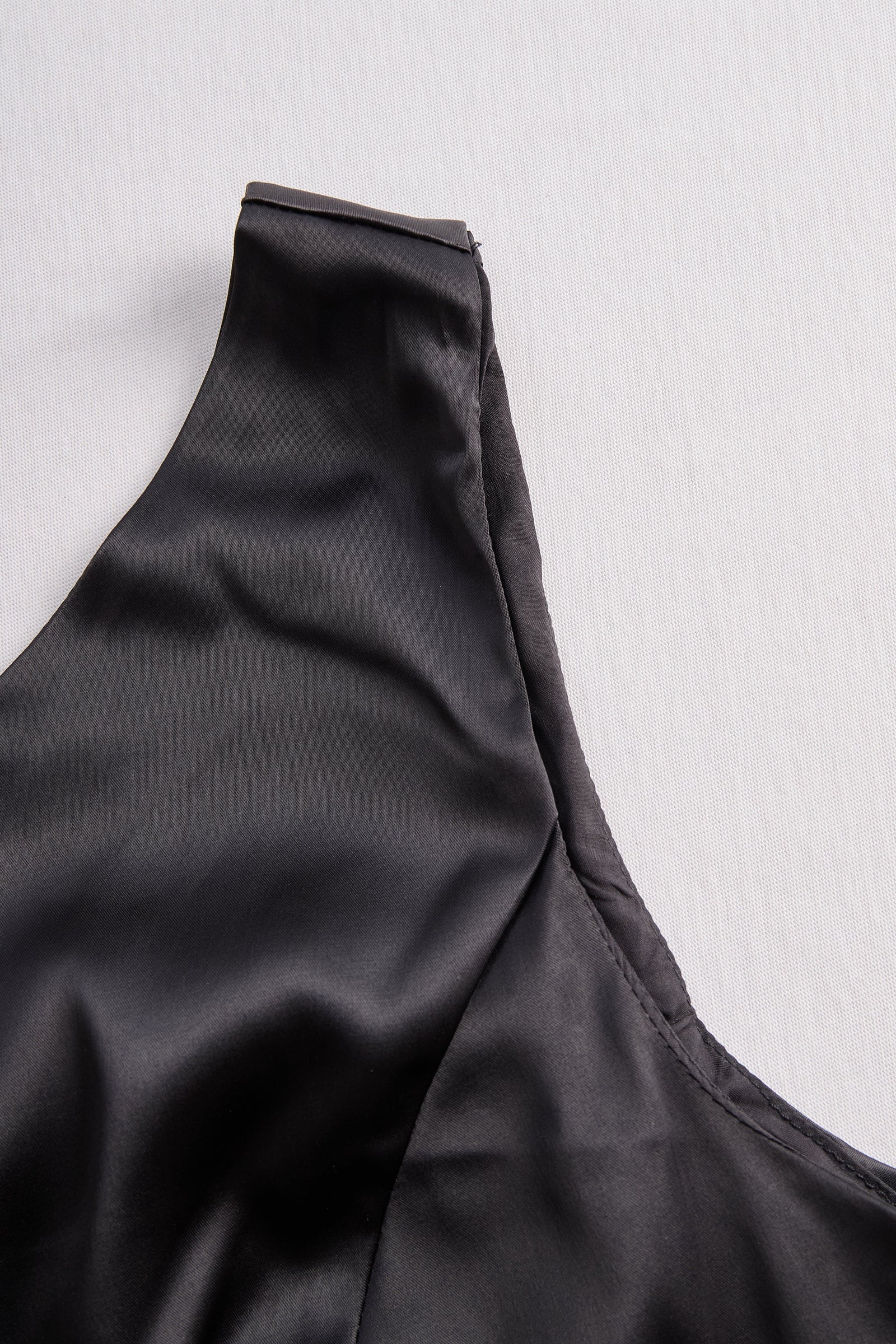 HANNAH | ONE-SHOULDER BLACK GOWN