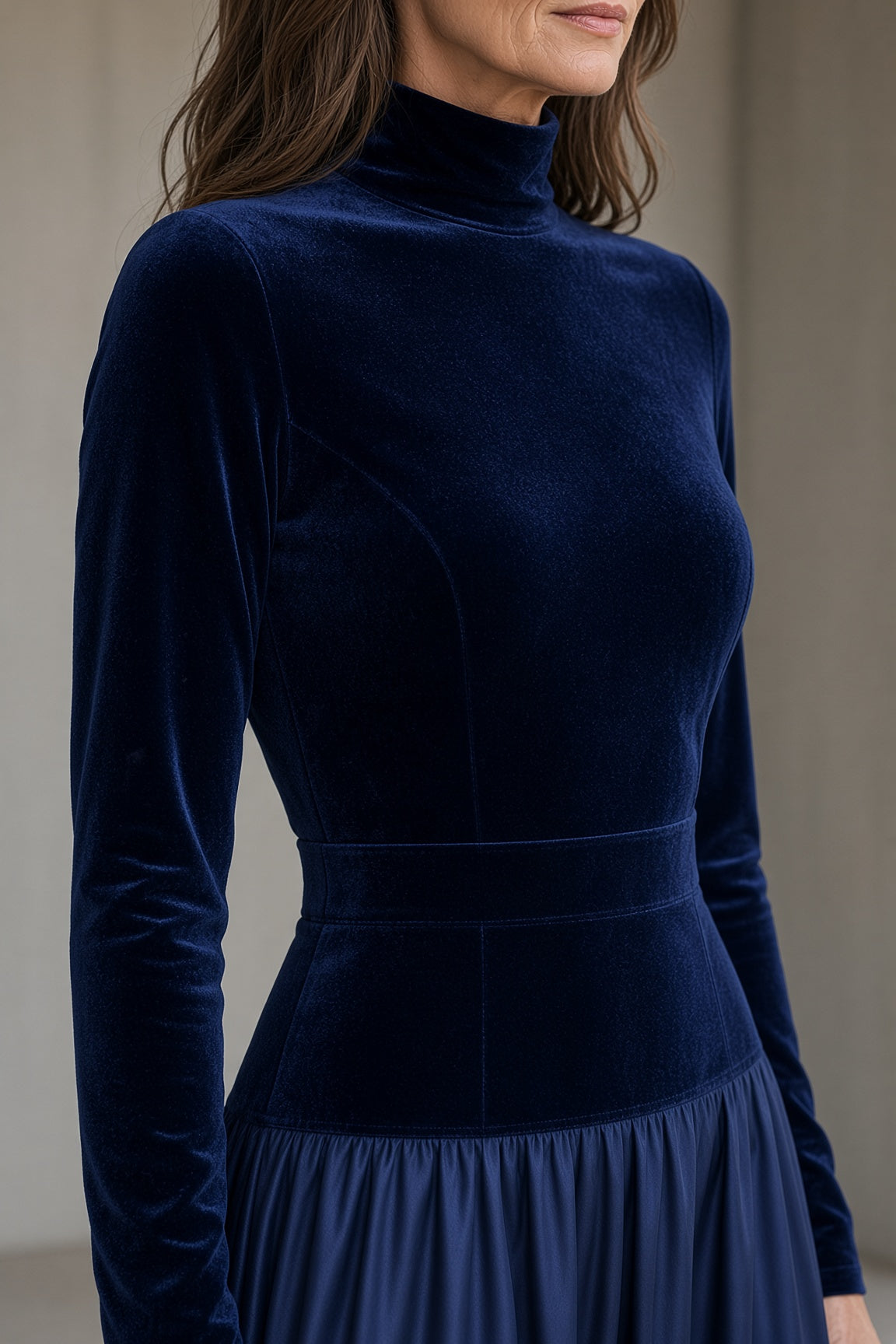Sidony velvet maxi dress in midnight blue, close-up of high neck